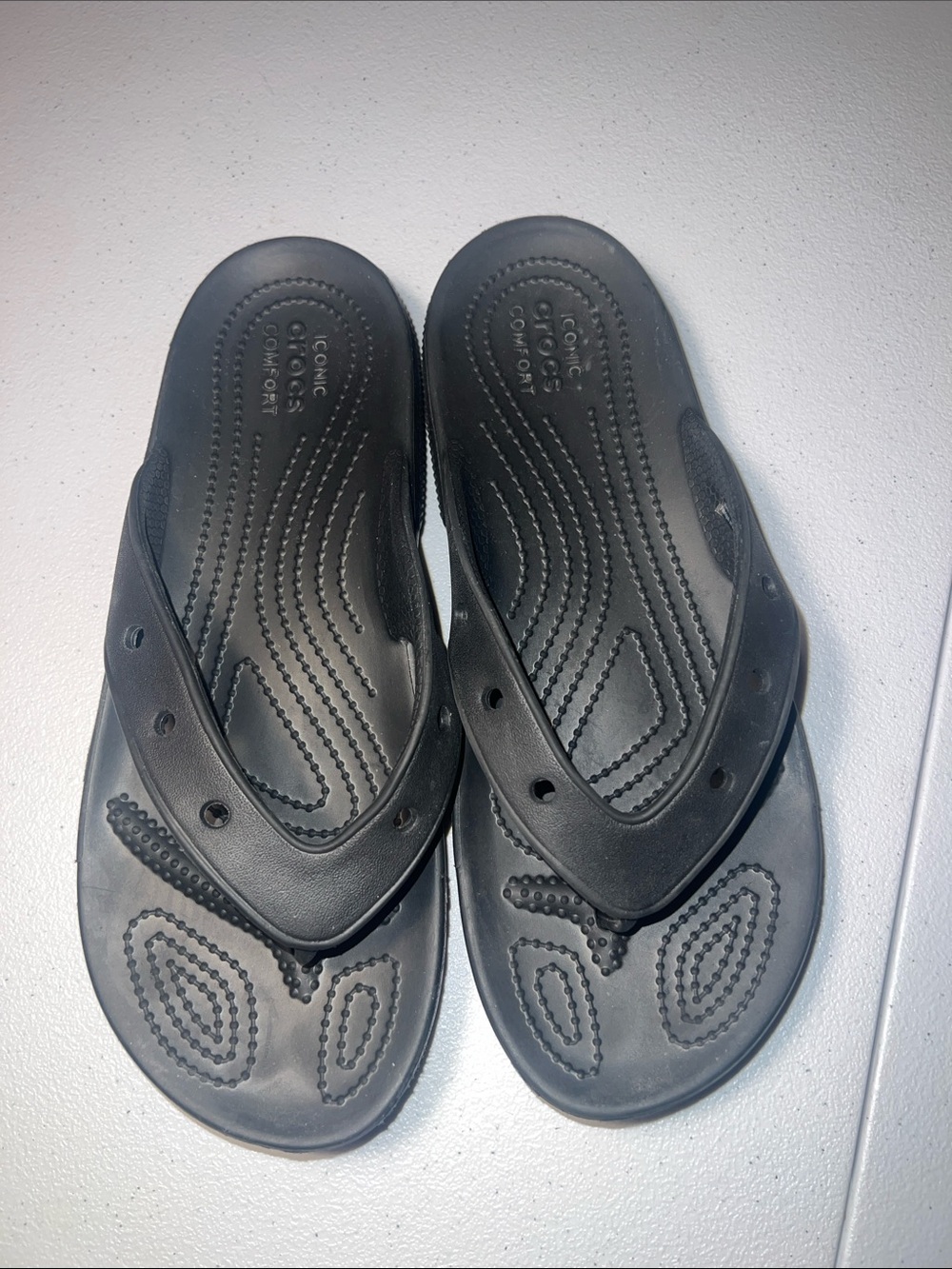 Unisex Women’s Size 11 / Men’s Size 9 Crocs Flip Flops Sandals